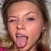 Devyn Hutchison Nackt