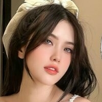 Hoàng Nhân Linh Chi Nackt