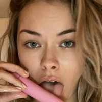 Sophie Strokes Nackt
